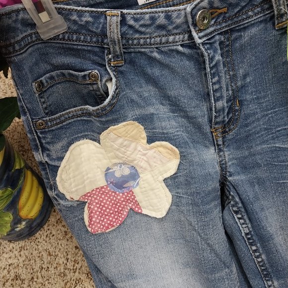 2962 Size 13j Mudd Appliqued With Quilted Flowers Flare Leg Jeans. - Picture 4 of 8